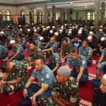 Dengan seragam khas berwarna hitam, anggota Satbrimob Polda Jatim tampak membaur bersama para Prajurit Koarmada II untuk melakukan ibadah Salat Jumat. 