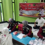 Kegiatan bakti kesehatan oleh polres Ngawi usai sholat tarweh di masjid