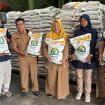 Kepala DKPP Bojonegoro, Zaenal Fanani, saat meninjau Gudang Bulog Bojonegoro.
