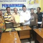 Asluchul Alif diterima Ahmad Nurhamim saat ambil formulir pendaftaran cabup di DPD Golkar. foto: SYUHUD/ BANGSAONLINE