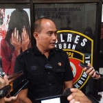 Kasatreskrim Polres Tuban AKP Rianto saat memberikan keterangan kepada wartawan.