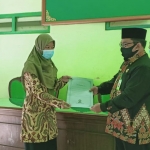 Penyerahan SK PNS secara simbolis oleh Kepala Kemenag Tuban, Sahid.