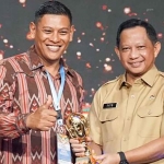 Wali Kota Kediri, Abdullah Abu Bakar (kiri), saat menerima penghargaan UHC Award 2023 dari Mendagri, Tito Karnavian. Foto: Ist