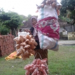 Mbah Sulikah hendak berangkat ke pasar untuk berjualan krupuk pati.