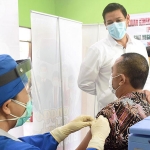 Wali Kota Kediri Abdullah Abu Bakar (baju putih) didampingi Kepala Dinas Kesehatan Kota Kediri dr. Fauzan Adima saat memastikan vaksinasi terhadap guru SMA dan SMK berjalan lancar. (foto: ist)