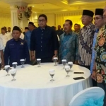 Ketua DPW Partai NasDem Jawa Timur, Rendra Kresna (3 dari kanan) bersama pengurus DPW NasDem Jatim dalam acara Halal Bihalal dan konsolidasi bersama DPD Partai NasDem se-Jatim di Empire Palace, Surabaya. foto: DIDI ROSADI/ BANGSAONLINE