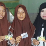 Dua siswa SMA 2 Lamongan didampingi guru pembimbing Hj Nurul Syamsiah. 