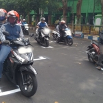 Garis henti di salah satu traffic light Kota Probolinggo yang persis seperti posisi start pada balap motor. (foto: ist).