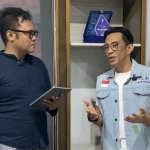 Dr H Ahmad Rizki Sadig saat diwawancarai wartawan BANGSAONLINE, Novan, di Rumah PAN Jatim Jalan Darmokali Surabaya. Foto: bangsaonline