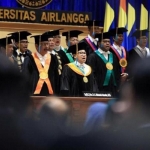 Abdul Muhaimin Iskandar (tengah) saat acara penganugerahan gelar Doktor Honoris Causa di Unair Surabaya, Selasa (3/10/2017). Foto: jurnas.com