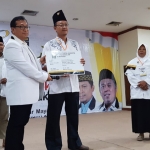 SIMBOLIS: DPD PKS Sidoarjo menyerahkan KTA kepada anggota baru saat Rakorda 2020, Minggu (12/1). foto: MUSTAIN/ BANGSAONLINE