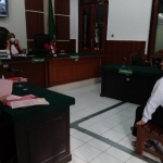 3 terdakwa saat mendengar tuntutan JPU dalam sidang yang digelar di PN Surabaya