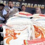 Kasatreskrim Polres Malang AKP Gandha Sayah Hidayat (kedua kiri) pada saat menyampaikan keterangan dalam jumpa pers terkait kasus penyalahgunaan beras Bulog, di Mapolres Malang, Kepanjen, Senin (18/3/2024).