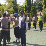 Penyematan tanda operasi Lilin Semeru Polresta Banyuwangi dalam rangka pengamanan Natal 2020 dan Tahun Baru, Senin (21/12/2020). foto: teguh prayitno/ bangsaonline.com