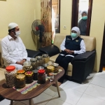 Gubernur Jawa Timur Hj Khofifah Indar Parawansa melakukan takziyah ke rumah induk Menkopolhukam RI Mahfud MD di Jl Dirgahayu 109 Pamekasan, Sabtu (19/12/2020). foto: ist