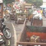 Tumpukan sampah dan gerobak sampah yang ada di jalan Sulfat kota Malang mengganggu arus lalu lintas. (Tuhu Priyono/BANGSAONLINE).
