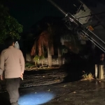 Kondisi tiang listrik yang nyaris ambruk akibat puting beliung