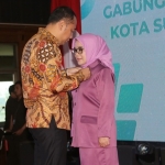 Walikota Surabaya Eri Cahyadi saat melantik Rini Indriyani menjadi Ketua Umum Gabungan Organisasi Wanita (GOW) Kota Surabaya Periode 2023-2028, Senin (20/2/2023). Foto:  Surabaya.go.id