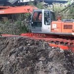 Alat berat ekskavator jenis amfibi saat mengeruk sedimentasi di Sungai Legok.