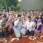Calon Wakil Bupati Gresik, Asluchul Alif (tiga dari kiri), didampingi Sekretaris DPD PAN Gresik, Mustajab, saat menyapa ibu-ibu di Sidayu. Foto: Ist