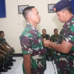 Dansatban Koarmada II Kolonel Laut (P) Arief Budiman saat memasangkan pin kepada peserta Latihan Replenishment At Sea (RAS).