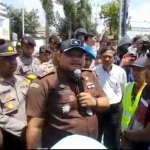 Kasi Pidsus Kejari Sampang Edy Sutomo saat menemui pengunjuk rasa.