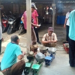 Petugas UPT Metrologi Legal Dskoperindag Pemkab Gresik saat melakukan tera alat timbangan pedagang pasar. Foto: SYUHUD/ BANGSAONLINE.com