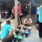 Petugas UPT Metrologi Legal Dskoperindag Pemkab Gresik saat melakukan tera alat timbangan pedagang pasar. Foto: SYUHUD/ BANGSAONLINE.com