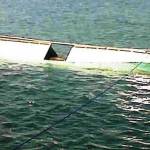 Perahu yang karam usai dihajar angin kencang. Foto: andi sirajudin/BANGSAONLINE
