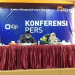 PAPARAN: Kanwil DJP Jatim II memberikan penjelasan terkait vonis pelaku kasus perpajakan, Jumat (4/6/2021). foto: MUSTAIN/BANGSAONLINE