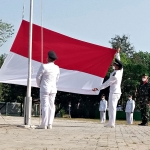 Pengibaran bendera merah putih saat upacara peringatan HUT ke-76 Kemerdekaan Republik Indonesia di Kecamatan Saradan.
