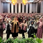 Foto bersama para tenaga lini lapangan dengan pejabat dan narasumber saat sosialisasi di Banyumas, Jawa Tengah.