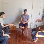 Pegawai Dinsos Gresik, Alfi (kanan) saat menemui Santi (kiri) bersama 2 anaknya. Foto: Ist