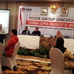 KPU Gresik saat menggelar FGD (focus group discussion) membahas Pilkada Gresik 2020, beberapa waktu lalu. foto: SYUHUD/ BANGSAONLINE