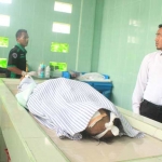 Jenazah pelaku maling hendak dikirim ke rumah duka. foto: ZAINAL ABIDIN/ BANGSAONLINE