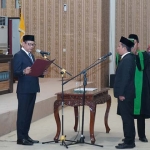 Ketua DPRD Lamongan, Abdul Ghofur, saat melantik Tulus Santoso.