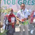 Ketua HUT ke-52 PG Ari Primantara (kanan) saat pelaksanaan PG Inspiration Day di SDN 108 Benjeng, Gresik.