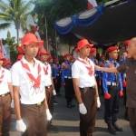 Pj Bupati Lamongan, Wahid Wahyudin, saat memberangkatkan gerak jalan kemerdekaan. (haris/BANGSAONLINE)