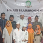 Santunan anak yatim dilaksanakan Hisan Cabang Surabaya ditengah Haul ke-45 Pendiri Ponpes Nurul Cholil. Foto: Ist
