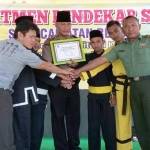 Kapolsek Rengel, AKP Musa Bachtiar memimpin para perwakilan perguruan tinggi se-Kecamatan Rengel dalam Ikrar Komitmen Pendekar Silat. foto: SUWANDI/ BANGSAONLINE
