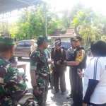 Kapolres Gresik AKBP Wahyu Sri Bintoro bersama Dandim 0817 Gresik Letkol (Kav) Widodo Pujianto saat sidak gereja Katolik ST. Perawan. Foto: SYUHUD A/BANGSAONLINE