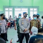 Kapolres Kediri AKBP Agung Setyo Nugroho saat meninjau pelaksanaan vaksinasi Covid-19 di Balai Desa Karangtengah, Kecamatan Kandangan. foto: ist.