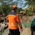 Alat berat didatangkan ke lokasi bencana tanah amblas di Desa Srabah, Kecamatan Bendungan, kemarin (30/4). foto: HERMAN SUBAGYO/ BANGSAONLINE