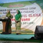 Ketua Muslimat Tuban Hj. Siti Syarofah saat mengenalkan salah salah satu calon anggota legislatif.