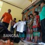 Seorang anak punk berstatus pelajar (menunjukkan seragam) beserta rekannya saat berada di kantor Satpol PP Jombang. foto: RONY S/ BANGSAONLINE