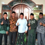 KH. Mujib Imron bersama jajaran Pengurus MWC NU Kecamatan Gempol.