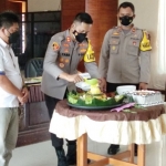 Kapolres Nganjuk AKBP Jimmy Tana saat potong tumpeng di HUT Humas ke-70. foto: BAMBANG/ BANGSAONLINE