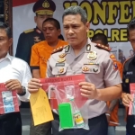 Kapolres Blitar Kota AKBP Leonard M. Sinambela menunjukkan sejumlah barang bukti bong atau alat hisap sabu hasil penangkapan tersangka.