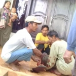 Korban saat hendak dibawa ke rumah sakit usai dibacok suaminya sendiri.