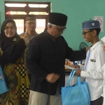 Wakil Wali Kota Kediri saat menyerahkan santunan di acara Sedekah Akbar 5. Foto: Ist